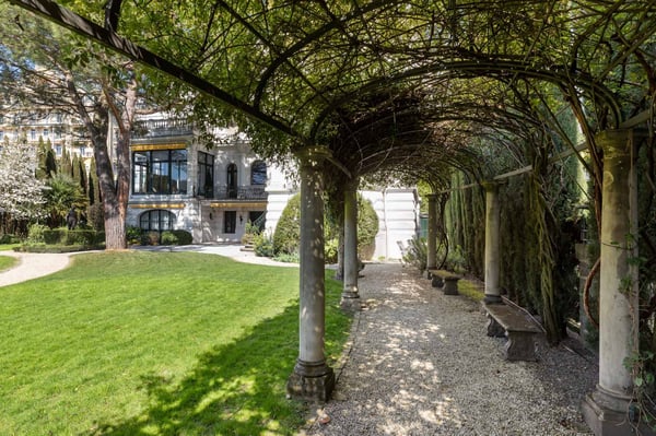 Perle architecturale au bord du lac 12
