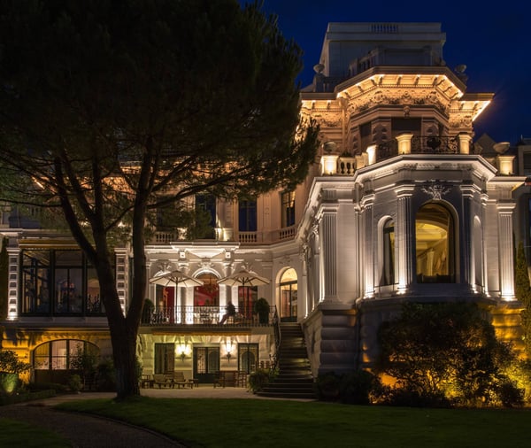 Perle architecturale au bord du lac 1