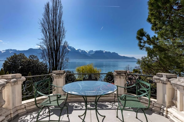 Perle architecturale au bord du lac 9