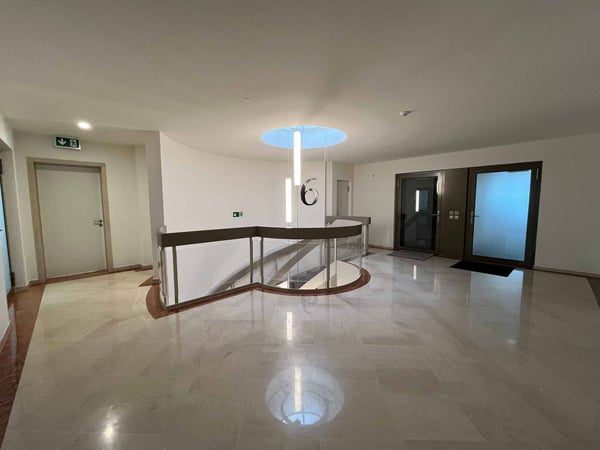 Bureaux lumineux de 200 m² au cur de la ville Immeuble de standing 7