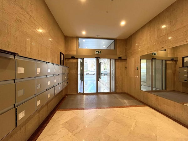 Bureaux lumineux de 200 m² au cur de la ville Immeuble de standing 6