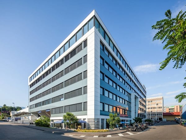Magnifiques surfaces commerciales/bureaux à louer à Plan-les-Ouates 1