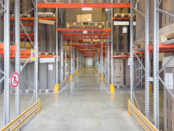 Dépôt Logistique -aménagé de racks - accès quais de Déchargement 1
