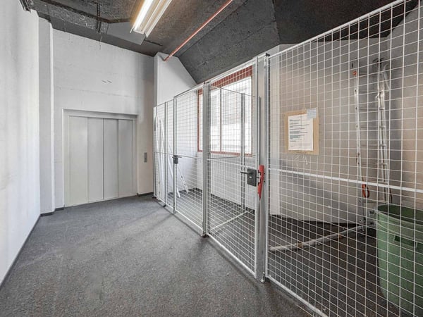 Atelier lumineux de 365 m² à Meyrin 7
