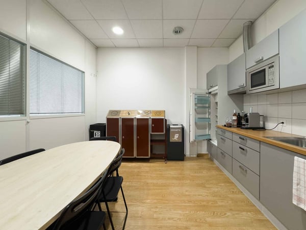 Bureau de 283 m² au 1er étage d'un bâtiment industriel au Lignon 4