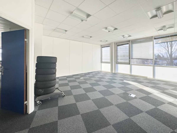 Bureau de 283 m² au 1er étage d'un bâtiment industriel au Lignon 5