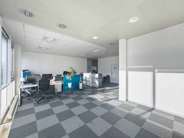 Bureau de 283 m² au 1er étage d'un bâtiment industriel au Lignon 3