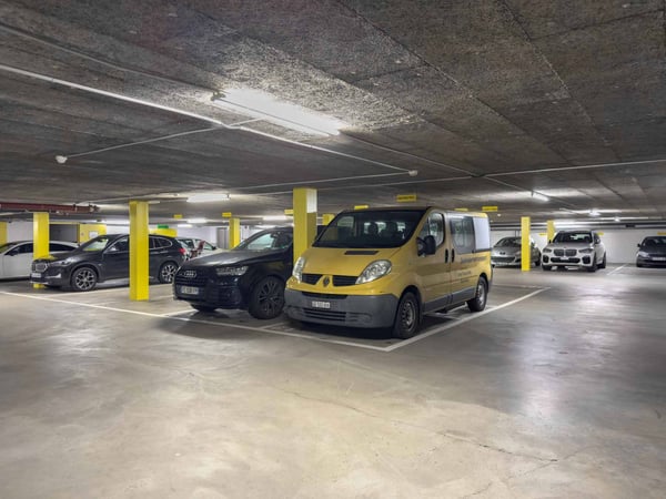 Bureau de 283 m² au 1er étage d'un bâtiment industriel au Lignon 11
