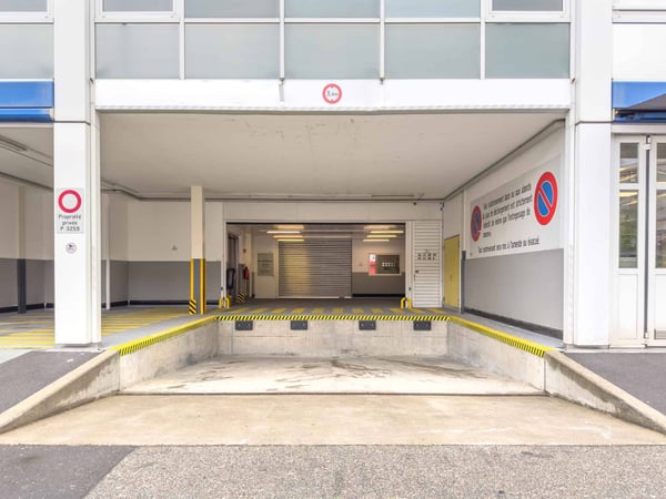 Bureau de 283 m² au 1er étage d'un bâtiment industriel au Lignon 9