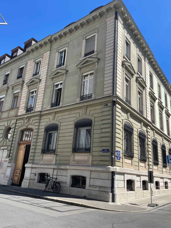 Immeuble administratif rénové d'environ 1300m2 - Quartier des Banques 1