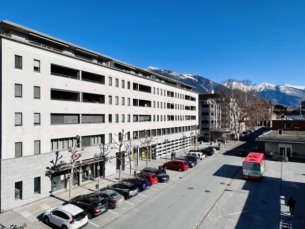 Arcade de 210 m2 idéalement située en face de la gare de Sierre 1