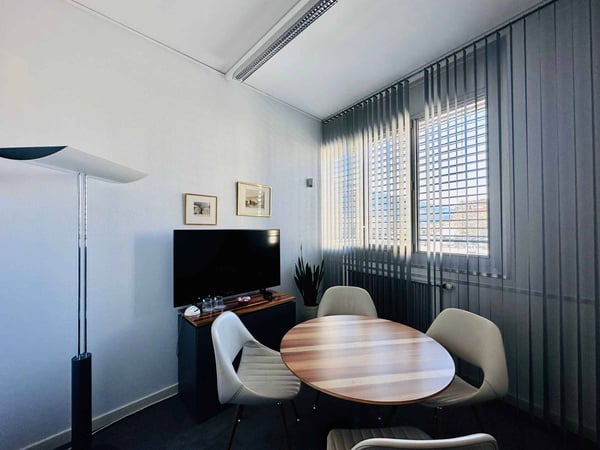 Arcade de 210 m2 idéalement située en face de la gare de Sierre 4