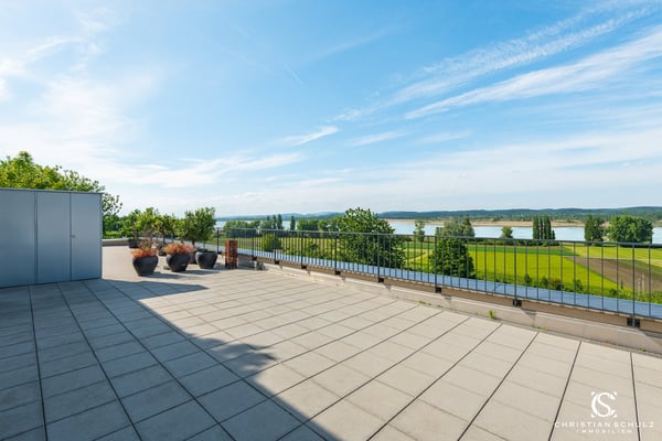 Traumhafte Terrassenwohnung mit wunderschöner Seesicht zu verkaufen! 2