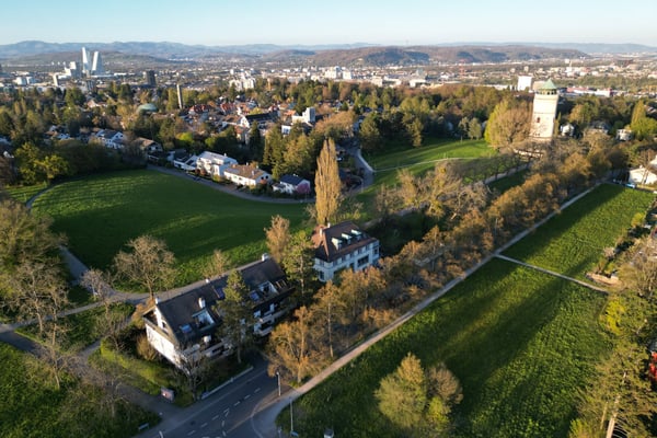 Grosszügige und ruhig gelegene 2-Zimmer-Wohnung mit Garage an exklusiver Lage auf dem Bruderholz 24