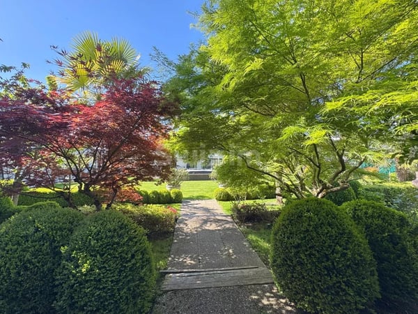 Elegante villa de standing avec jardin et piscine 2