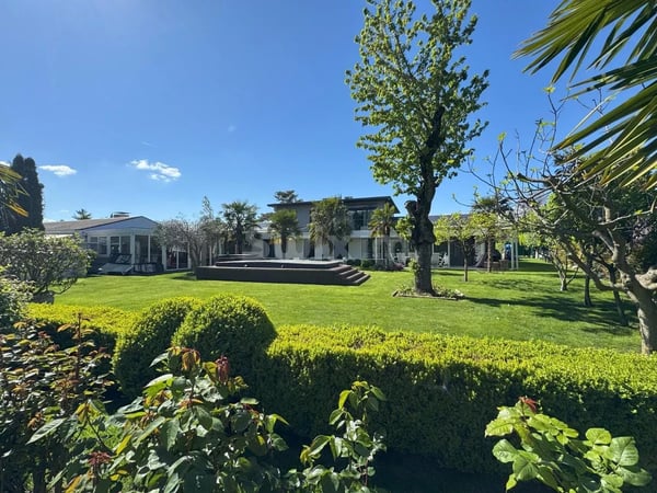 Elegante villa de standing avec jardin et piscine 3