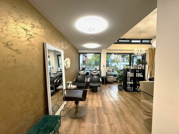 KOSMETIKERIN / NAGELDESIGNERIN GESUCHT 9