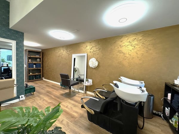 KOSMETIKERIN / NAGELDESIGNERIN GESUCHT 7