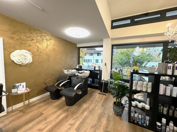 KOSMETIKERIN / NAGELDESIGNERIN GESUCHT 8