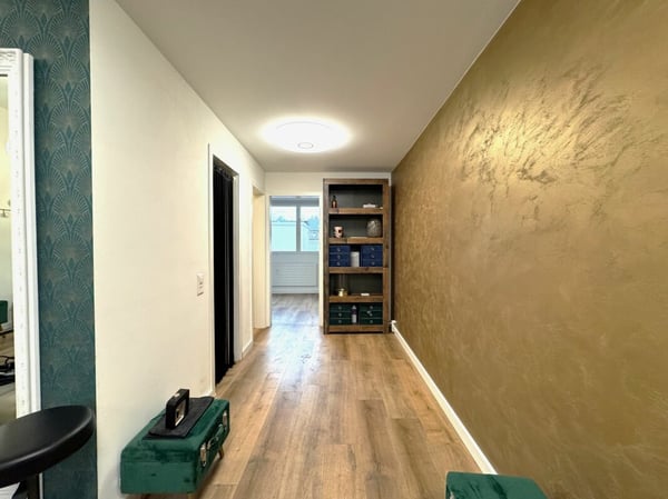 KOSMETIKERIN / NAGELDESIGNERIN GESUCHT 10