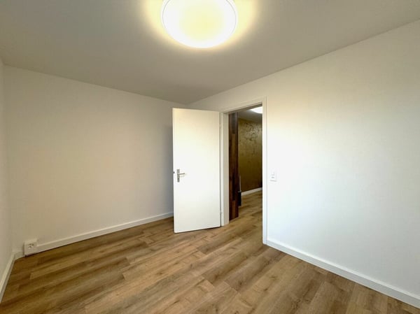 KOSMETIKERIN / NAGELDESIGNERIN GESUCHT 3