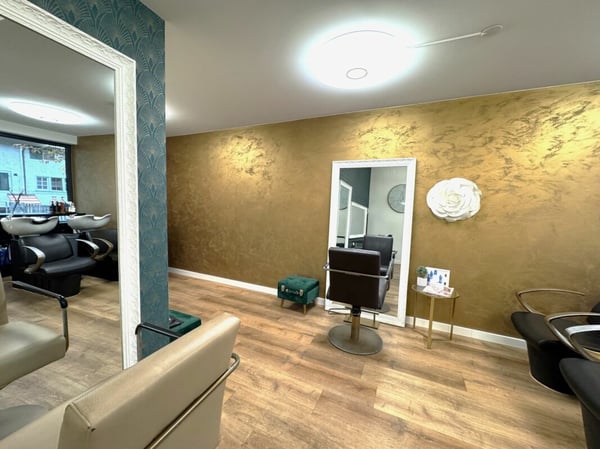 KOSMETIKERIN / NAGELDESIGNERIN GESUCHT 6