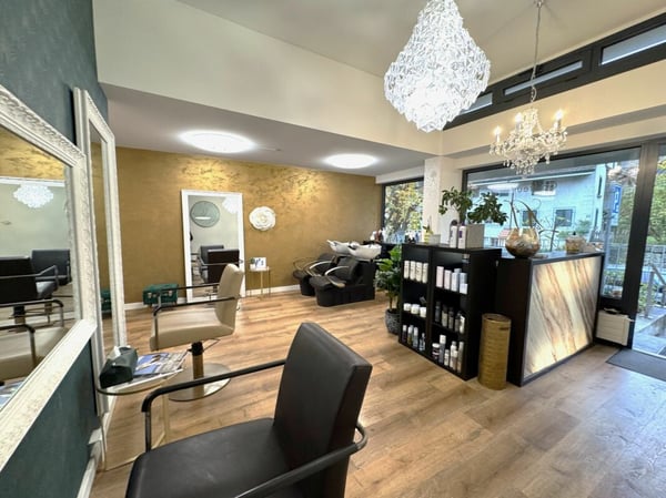 KOSMETIKERIN / NAGELDESIGNERIN GESUCHT 1