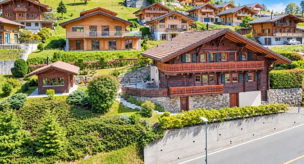Chalet de caractère rénové - authenticité, volumes et proximité du village