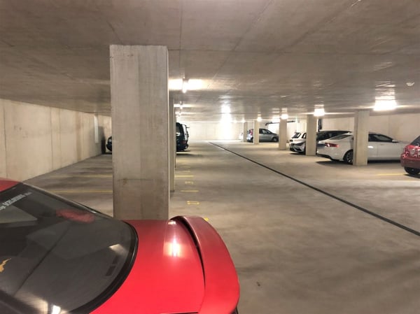 In moderner, geschlossener Einstellhalle Abstellplatz zu vermieten 4