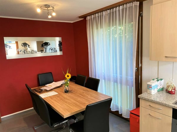 Gepflegte 2.5-Zi.-Erdgeschosswohnung mit gedecktem Sitzplatz 2