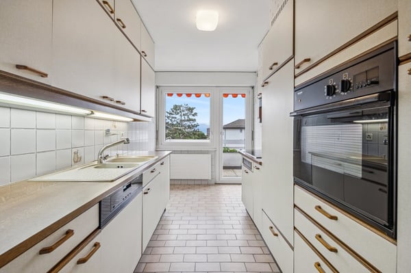 Appartement de 3 pièces avec balcon vue et box-garage -- À rénover 4