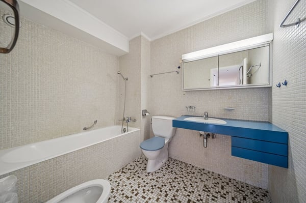 Appartement de 3 pièces avec balcon vue et box-garage -- À rénover 6