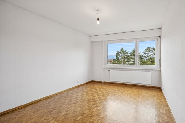 Appartement de 3 pièces avec balcon vue et box-garage -- À rénover 5