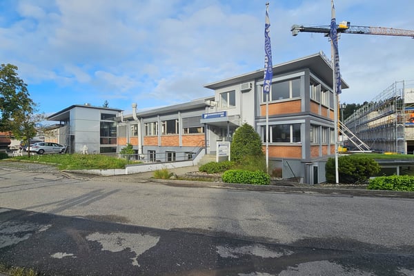 Grosszügige Gewerberäume in Heimberg 1