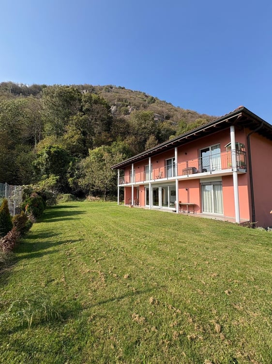 Grande casa con 6 Camere da letto e ampio giardino a Galbisio 1