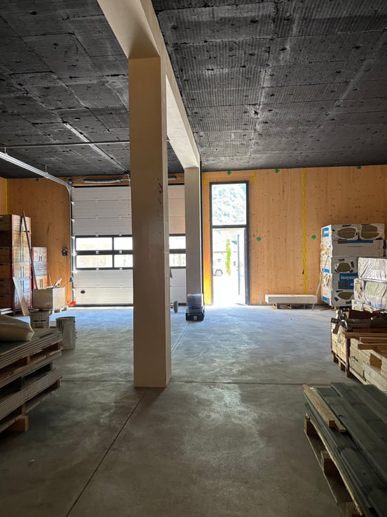 Locale commerciale con deposito a Cama - Opportunità unica 6