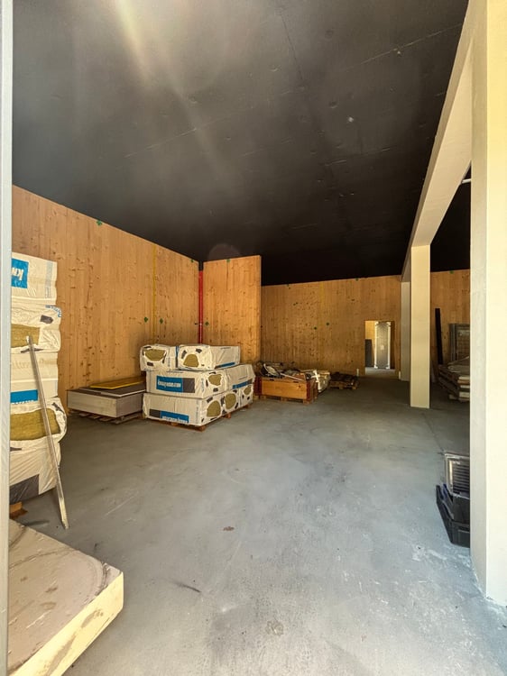 Locale commerciale con deposito a Cama - Opportunità unica 3