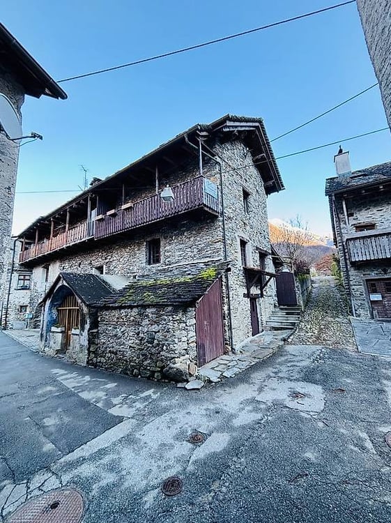 Casa rustica in pietra con giardino, camino pizza, capitello 13