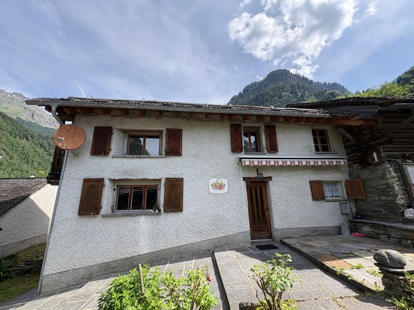 Rustica Casa di Montagna e stalla a Rossa, Grigioni 3