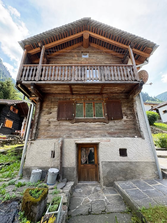 Rustica Casa di Montagna e stalla a Rossa, Grigioni 1