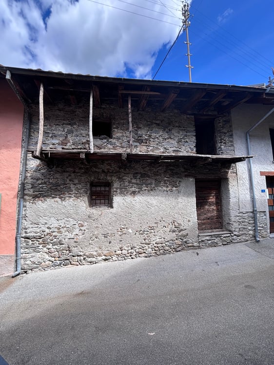 Antica stalla da ristrutturare con ampi spazi e potenziale abitativo 1
