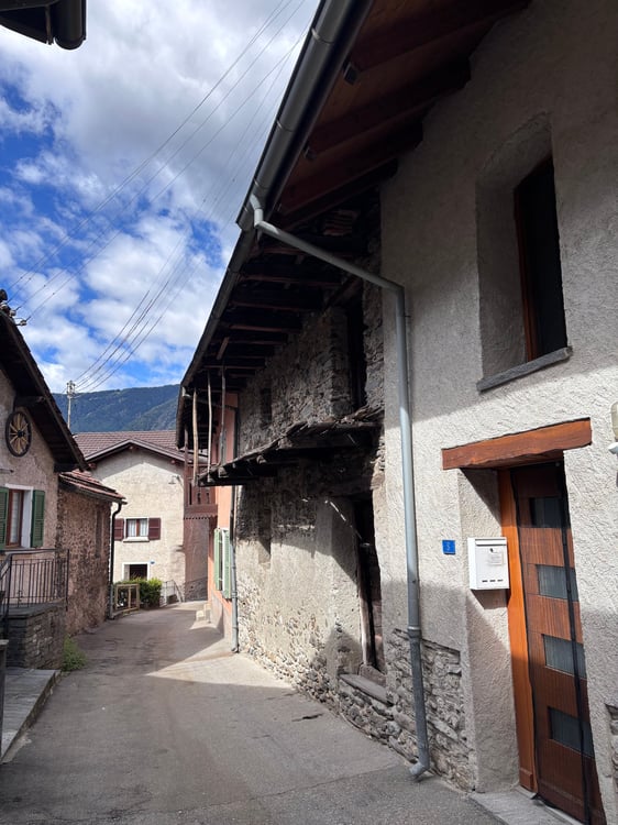 Antica stalla da ristrutturare con ampi spazi e potenziale abitativo 2