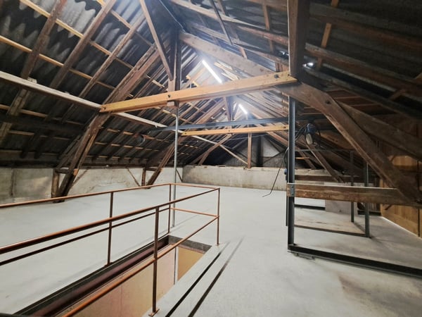 HIPPODROME 18, LOCAL COMMERCIAL AVEC VASTE MEZZANINE 4