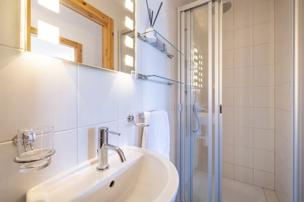 Superbe1.5 pieces meublé avec grand balcon sud. Location saison 6