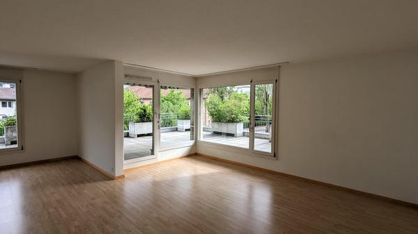 Helle 2.5-Zimmer-Attika-Wohnung in der nähe vom Shoppyland 4