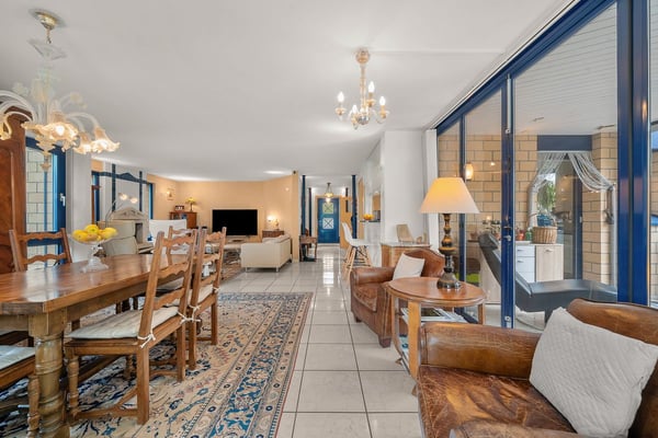 Villa individuelle de 6 pièces avec grand jardin et piscine chauffée - à Payerne 4