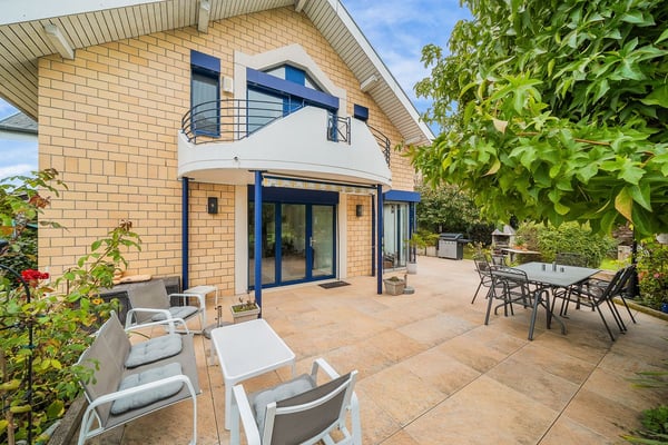 Villa individuelle de 6 pièces avec grand jardin et piscine chauffée - à Payerne 12