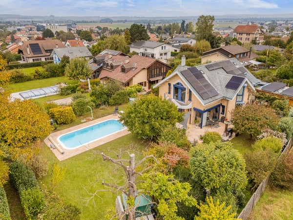 Villa individuelle de 6 pièces avec grand jardin arborisé et piscine   - à Payerne