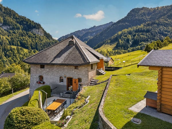 Maison de 1691 avec cachet, vue dégagée et panneaux entièrement rénovée - Haut-Intyamon 1