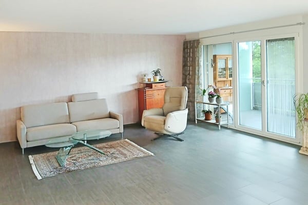 Helle 4.5-Zimmer-Wohnung mit Südbalkon, Bergsicht und naturnahem Wohngefühl 1